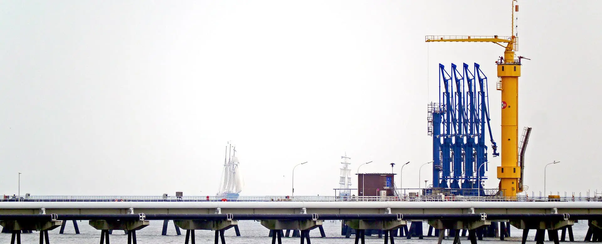 Oil loading pier with pipeline infrastructure